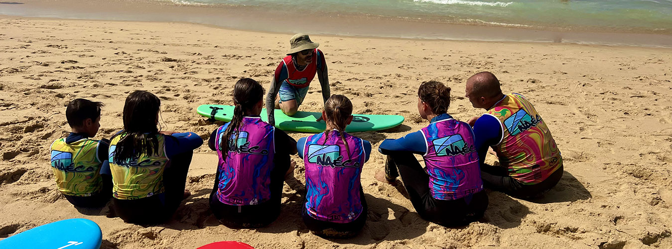Briefing surf sur la plage, ambiance détendue