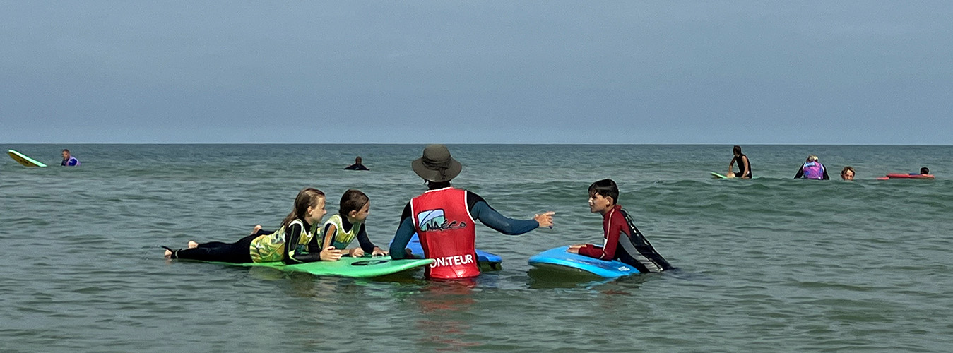 Moniteur et enfants dans le jardin de vagues